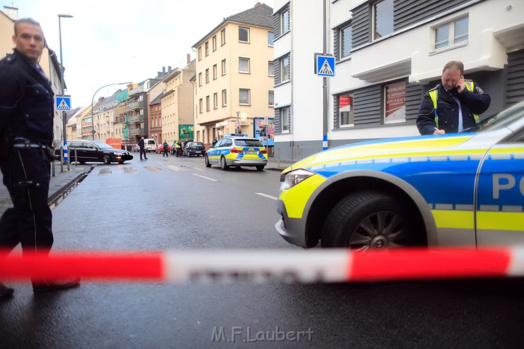 Einsatz BF Pol SEK Bedrohungslage Koeln Buchheim Herlerstr P03.jpg